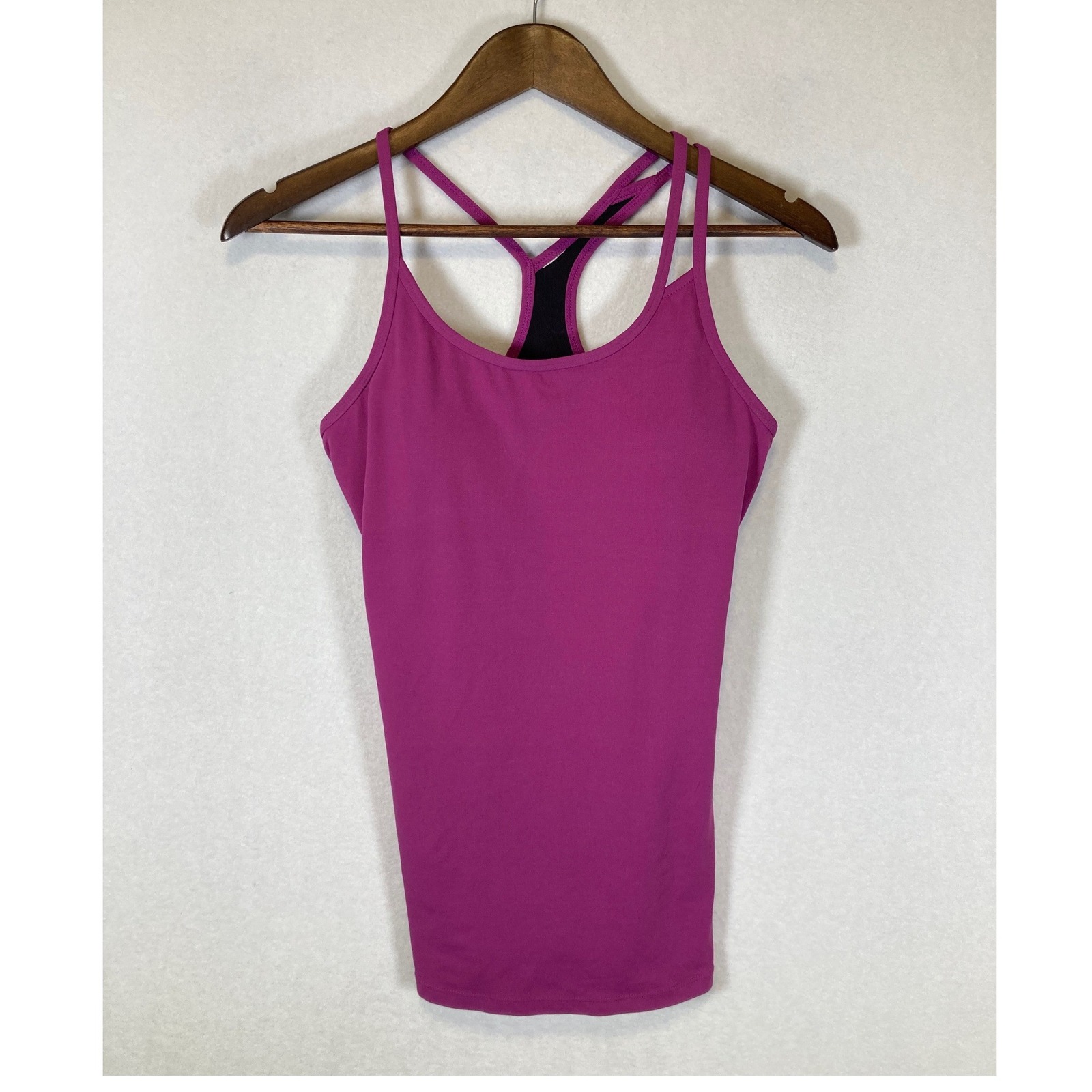 Activewear Fabletics Women S Magenta Strappy Racerback Built-In Bra Tank Top
